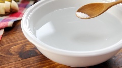 Ngâm 500gr chuối trong 700ml nước có 1/4 muỗng cà phê muối trong 5 phút.