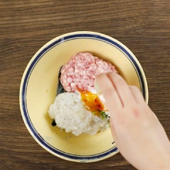 Phần nhân tôm thịt: Cho 100gr thịt heo xay, 200gr tôm băm, 10gr ngò rí băm nhuyễn, nêm 1 muỗng cà phê muối, 1 muỗng canh đường, 1 muỗng canh hạt nêm, 1 muỗng canh nước mắm và 1 muỗng cà phê tiêu rồi trộn thật đều cho các nguyên liệu hòa quyện với nhau.