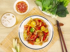 Cho gân bò ra đĩa và ăn kèm với rau sống. Khi thưởng thức bạn sẽ cảm nhận được dai giòn sần sật của gân bò, hoa quyện cùng với vị chua thanh của xoài chắc chắn sẽ đem cho bạn một trải nghiệm thú vị, càng ăn càng nghiện.