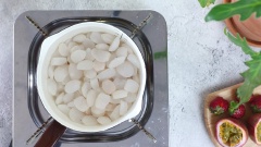 Hạt đác mua về đúng chuẩn sẽ có màu đục, mùi hơi chua nên các bạn rửa sạch nhiều lần, chần sơ qua nước muối loãng để hạt đác sạch, bớt nhớt và giảm mùi. Dâu tây rửa sạch, cắt bỏ cuống, cắt lát mỏng.