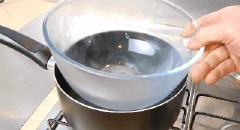 Đun cách thủy chocolate đen. Dùng muỗng khuấy đều cho chocolate tan chảy hết, bắc xuống.