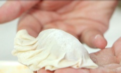 Làm bánh xếp: Cho vỏ bánh xếp lên tay, múc khoảng 1 muỗng cà phê nhân vào chính giữa lá bánh xếp. Chấm nước vào 4 góc mép và dán mép bánh lại. Dùng tay kéo và dán để tạo hình nữa là hoàn tất. Cho dầu ăn vào chảo, đợi nóng cho hoành thánh trong nồi, chiên khoảng 3 phút khi hoành thánh chuyển màu nâu vàng là được.