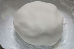 Phần vỏ bánh: Cho bột nếp ra mâm trộn đều cùng 1 muỗng canh đường. Thêm từ từ nước nóng vào hỗn hợp bột, nhồi đều đến khi thấy bột không còn dính tay và có thể bắt được thành miếng thì dừng. Để bột nghỉ 15 phút.