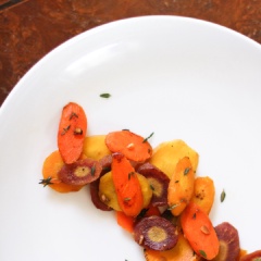 Bày cà rốt xào ra dĩa và thưởng thức ngay hoặc ăn cùng cơm nóng nha. Cà rốt xào lá thyme thơm ngon, mới lạ mang đến cảm giác ngon miệng hơn so với cách làm thông thường đấy. Còn chờ gì mà không làm thử nào.