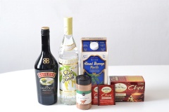 Chuẩn bị nguyên liệu. Để thực hiện cách pha cocktail trà Chai, đun sôi nước trong một nồi hoặc ấm trà. Nước sôi rót vào một chiếc ly. Với 240ml nước nóng, dùng 2 túi trà Chai cho thêm đậm vị. Tiếp đó, đợi cho trà nguội đến nhiệt độ phòng.