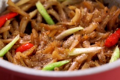 Cho cá cơm đã tẩm ướp gia vị vào nồi đường đã nêm nếm sẵn lúc nãy kho trên lửa liu riu, tới khi hơi cạn thì cho 10gr đầu hành lá và 3 trái ớt hiểm đập dập vào, kho thêm 2 phút nữa thì tắt bếp,cho hành lá thái nhỏ và tiêu xay lên trên để nguội sau đó cho ra đĩa và thưởng thức với cơm nóng.
