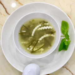 Thích ăn lạnh có thể thêm đá viên và nước đường cho vừa miệng. Hoặc để chè nguội, đem đặt trong tủ lạnh khoảng 2-3 tiếng đồng hồ cho lạnh là được.