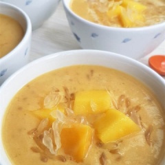 Bạn trang trí thêm cho món chè bằng bưởi đã tách và phần thịt xoài xắt hạt lựu nha. Vậy là bạn đã có ngay món chè ngon, ngọt mà béo nữa chứ!