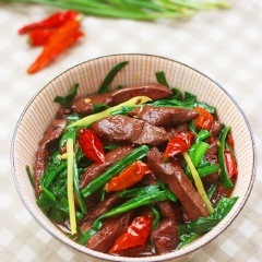 Chỉ cần chua đầy 15 phút chế biến là món huyết heo xào hẹ đã sẵn sàng trình làng rồi nhé! Tuy nhiên chị em cần chọn mua huyết heo ở những nơi uy tín để được an toàn vệ sinh thực phẩm hơn đấy!