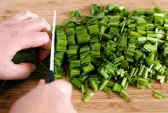 Rửa sạch hẹ rồi thái nhỏ trộn với chút dầu ăn và muối. Bắc nồi cho 1/3 chén nước vào nấu sôi, vặn nhỏ lửa rồi trút 500g bột há cảo vào (còn 100g để làm bột áo). Khuấy cho thật đều và nhanh tay. Nếu thấy bột khô thì cho thêm ít nước. Bột chín được 6-7 phần thì tắt lửa, nhấc nồi bột ra ngoài nêm 2 muỗng canh dầu ăn và nửa thìa cafe muối.