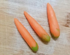 Tạo hình há cảo quả ớt: Cán mỏng bột có màu cà rốt rồi dùng dao cắt bột dài 7 cm ,chiều rộng 1 đầu 8 cm , 1 đầu 4 cm. Cho nhân lên gấp bột theo chiều dọc tạo hình quả ớt vê phần đuôi cho hơi nhọn, phần đầu mí lại. Vê bột màu xanh thành hình nón dán sát vào đầu quả ớt ( tạo màu từ cải bó xôi ). Vê nhỏ cuống ớt khoét đầu rồi gắn và miết lại.