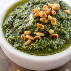 Vậy là hoàn thành rồi. Đã có sốt Pesto rồi, thì chúng ta có thể làm món nui xào sốt Pesto ngon lành được rồi, hay mỳ Ý nữa cũng rất tuyệt vời luôn. Sốt Pesto luôn là phần nước sốt thơm ngon và mang đậm phong cách vị Ý, là phần mà không thể thiếu của các món ăn nhẹ của đất nước hình chiếc ủng.