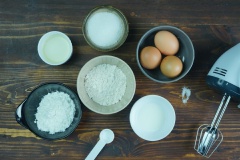 Chuẩn bị làm bánh bông lan trứng muối: Tách riêng lòng đỏ và lòng trắng trứng vào hai âu khác nhau.