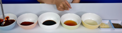 Trộn hỗn hợp gia vị gồm tương ớt hàn quốc, ớt bột, nước tương, dầu ăn, mật ong, hạt nêm, tiêu, trộn đều. Sau đó bỏ thịt gà vào hỗn hợp, trộn đều và ướp cho thấm gia vị