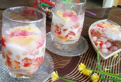Sữa chua đổ ra bát to, trộn đều cho sữa sánh mịn. Xếp mít, thạch cắt miếng nhỏ, chân trâu, nước cốt dừa và sữa đặc dưới đều lên trên, sau đó thêm đá bào nhỏ, chút dừa nạo làm cho món sữa chua thêm hấp dẫn.