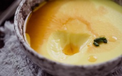 Trộn nước với dầu mè, rưới lên trứng hấp. Rắc ít hành lá lên cho đẹp mắt rồi thưởng thức.