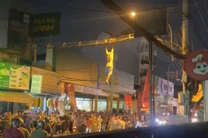 Người đàn ông đu dây điện, leo mái nhà, phá tài sản gây náo loạn đường phố - Báo Tiền Phong