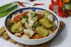 Dồi trường xào dưa chua với từng miếng dồi trường dai giòn, béo ngon, cùng với dưa cải chua chua, giòn ngon, cực kỳ đưa cơm khiến bạn khó mà ngừng được đũa.