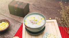 Múc cháo ra đĩa, ăn cùng với củ sen luộc.