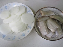 Củ cải trắng gọt vỏ và rửa sạch, sau đó cắt củ cải trắng thành những khoanh mỏng 5mm. Cá hố làm sạch, cắt khúc ngắn khoảng 4-5cm. Hành lá thái nhỏ, gừng thái lát.