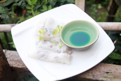 Bày trí bánh cuốn nóng ra đĩa và thưởng thức. Cách ăn bánh cuốn nóng chuẩn nhất là ăn kèm với nước chấm chua ngọt, giò lụa và hành phi. Buổi sáng được cắn một miếng bánh cuốn nóng mềm dai thật tuyệt vời. Còn ngại gì mà không vào bếp cùng cách làm bánh cuốn nóng trên và làm ngay món ăn sáng cho gia đình.