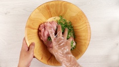 Rửa sạch đậu đũa và lá chanh, đem 10gr lá chanh thái chỉ, 80gr đậu đũa cắt lát mỏng. cho 500gr chả cá, 200gr giò sống, vào thau quết dai nhiều lần cùng với 25gr cà ri đỏ, cho đậu đũa, lá chanh, 1 muỗng cà phê nước mắm, nửa muỗng cà phê đường và 2 lòng đỏ trứng tiếp tục quết đến khi chả cá dai và đều màu.