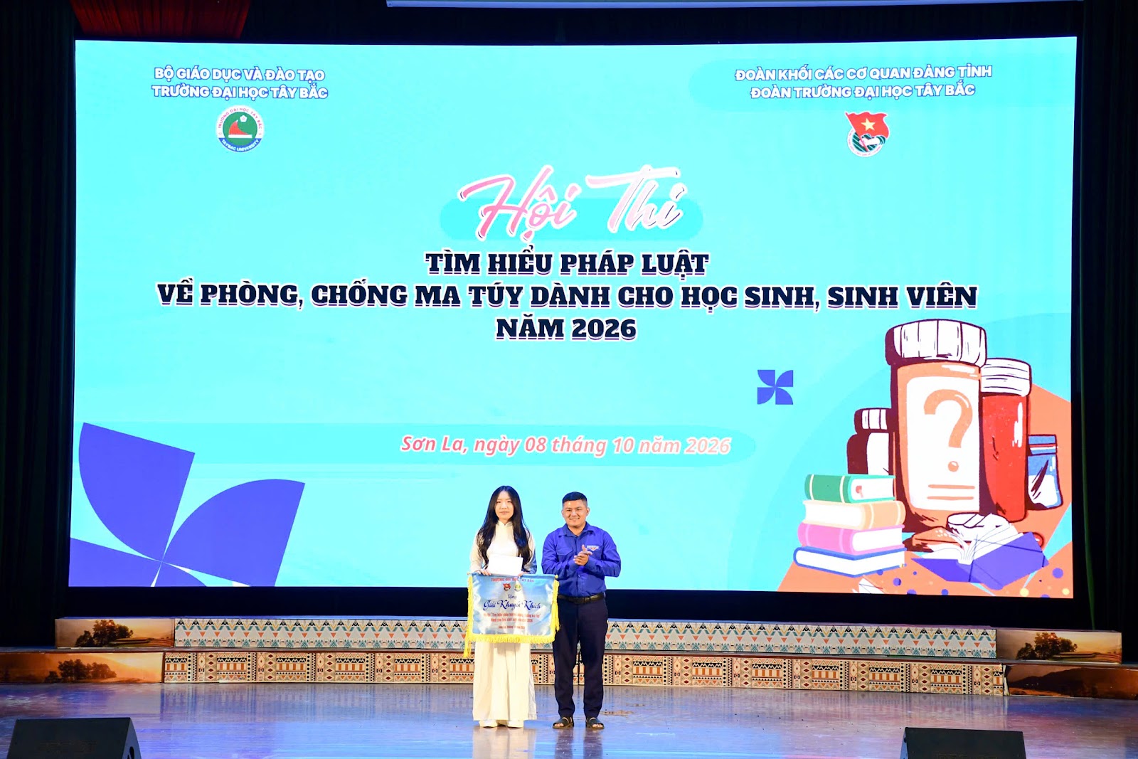 Đồng chí Kiều Tiến Lương - Bí thư Đoàn trường trao giải Khuyến khích cho đội thi khoa Khoa học Tự nhiên - Công nghệ
