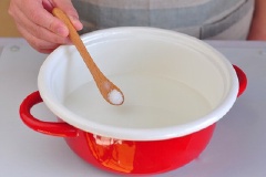 Tiếp theo, cho 3 muỗng canh đường trắng, 1/2 muỗng cà phê muối vào, khuấy đều.