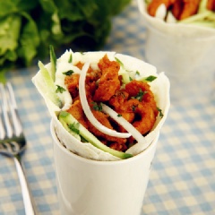Món burrito thịt gà cay cay hấp dẫn này hẳn sẽ làm bạn mê mẩn luôn đấy! Bạn có thể thêm hoặc bớt lượng nhân burrito sao cho vừa ăn nhé.