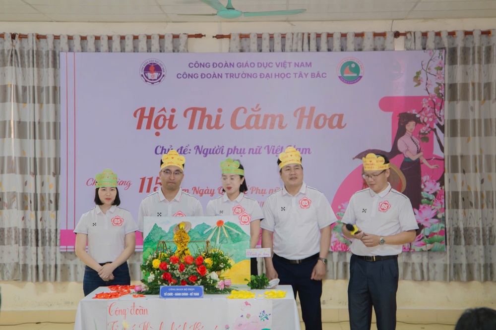 Công đoàn Trường đại Học Tây Bắc tổ chức hội thi cắm hoa chào mừng ngày Quốc tế phụ nữ 8/3