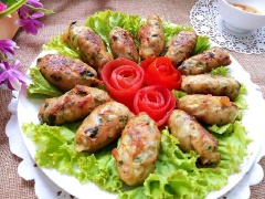 Đặt chảo lên bếp thêm dầu ăn rồi cho chả ốc vào rán vàng. Gắp chả ốc cuốn mỡ chài ra đĩa và thưởng thức ngay khi chả ốc còn nóng nha. Có thể chấm tương ớt hay nước mắm chua ngọt đều ngon.