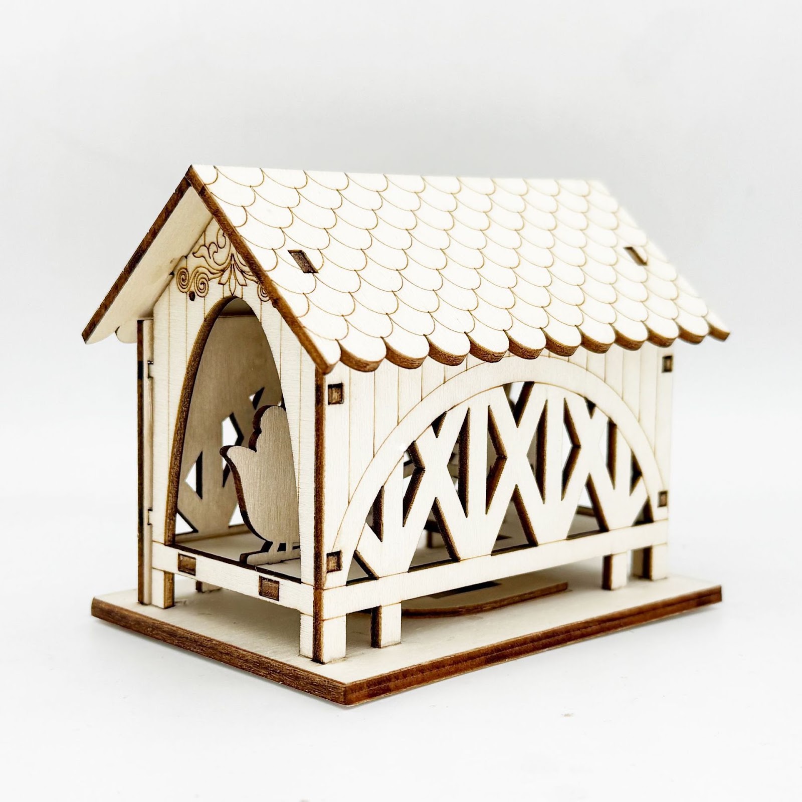 Beleuchtetes Holzhaus mit Brücke