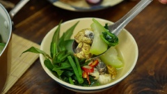 Cút lộn um bầu nóng hổi vừa thổi vừa ăn đây, những ai đã từng thưởng thức qua hương vị của món trứng vịt lộn um bầu thì chắc chắn không thể bỏ qua được món này nhé. Trứng cút lộn um bầu không những dùng được trong những lúc trời lạnh để giúp làm ấm, thì những ngày thời tiết oi ả thưởng thức chén trứng cút lộn um bầu cũng giúp giải nhiệt hiệu quả lắm đấy. Chị em nội trợ hãy nhanh tay thêm công thức này vào thực đơn bữa ăn của gia đình ngay nào. Với chút biến tấu khi dùng trứng cút lộn thay thế đảm bảo ngay cả bé nhà bạn cũng ăn được nha.
