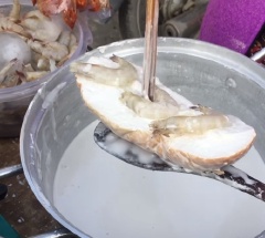 Những 1 mặt của lát bánh mì vào chỗ bột cho ngấm sau đó vớt lên, đặt tôm tươi lên lát bánh mì. Rưới thêm ít hỗn hợp bột chiên lên tôm.