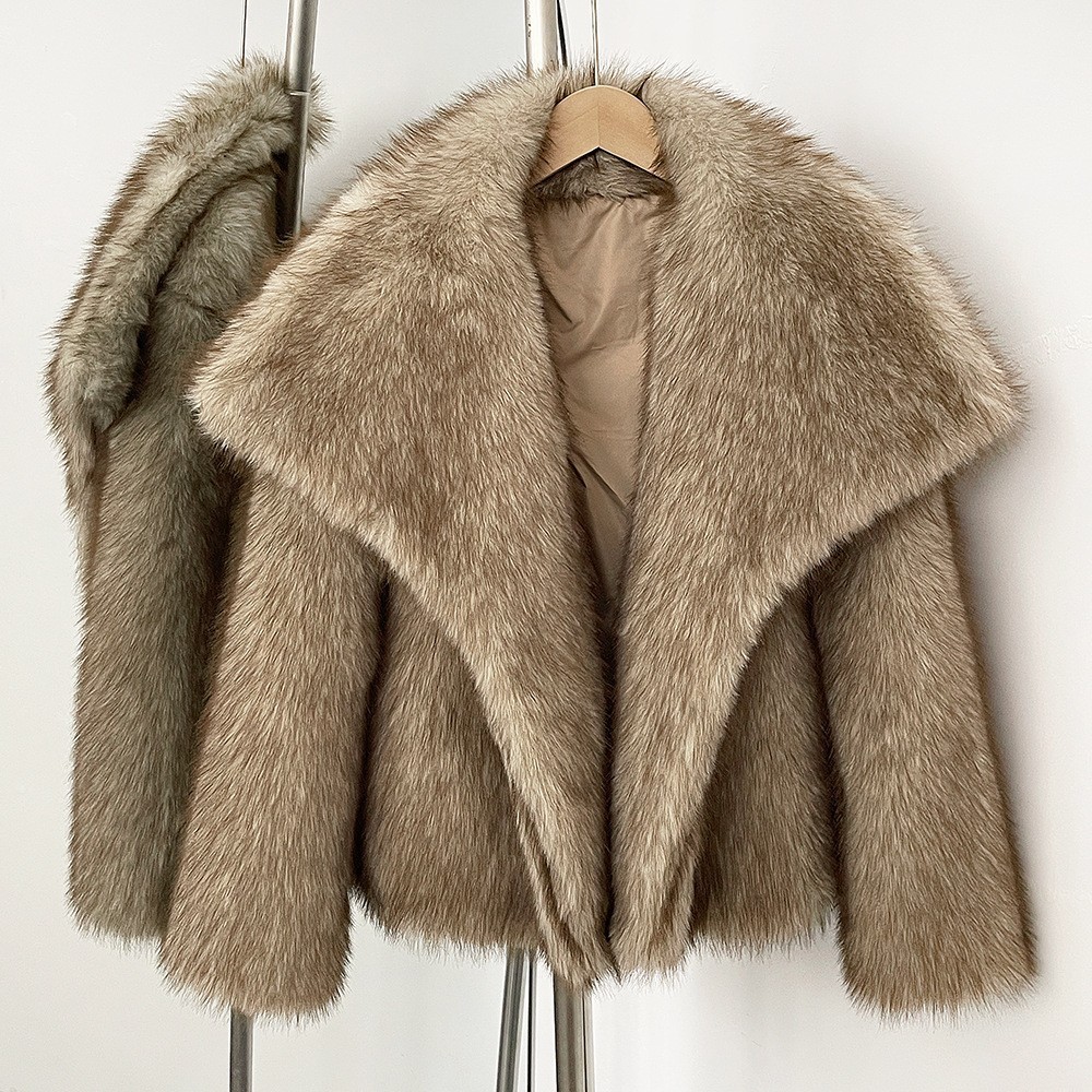 Elegante Kunstpelzjacke mit großem Revers