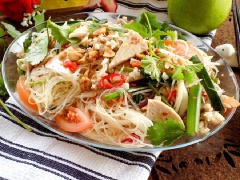 Miến trộn rất thích hợp để dùng thay đổi khẩu vị cho bữa sáng gia đình. Với món miến trộn đơn giản này, bạn có thể dọn cho cả nhà bữa ăn no căng bụng, giàu dinh dưỡng, đảm bảo đủ năng lượng cho những hoạt động, công việc đến bữa trưa.