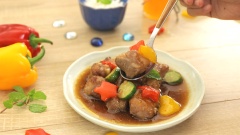 Cho sườn xào ra đĩa, rắc thêm chút tiêu cho thơm và ăn cùng cơm nóng. Sườn xào rau củ sốt me là món ăn có đầy đủ chất xơ và chất đạm, cung cấp đầy đủ chất dinh dưỡng cho bữa ăn hàng ngày của gia đình bạn. Các loại rau trong món thịt heo xào rau củ cũng rất dễ ăn, màu sắc thì tươi tắn đẹp mắt khiến ngay cả các bé lười ăn rau cũng không cưỡng lại được đâu. Các bà mẹ hãy tận dụng tuyệt chiêu này để làm cho các bé yêu nhà mình nhé!