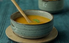 Tắt bếp, múc súp bí đỏ ra chén. Rắc thêm ít tiêu và dùng ngay khi nóng. Như vậy, bạn đã hoàn thành xong món súp bí đỏ thơm ngon, hấp dẫn rồi. Ngoài tính bồi bổ, súp bí đỏ còn rất được chị em ưa thích nhờ tác dụng giảm cân nhanh nữa đấy! Món súp bí đỏ đúng là vừa ngon, vừa tốt cho nhiều mặt của sức khỏe đúng không nào? Tip: Bạn có thể ăn súp bí đỏ với thịt băm hay tôm để món súp thêm đậm đà và bắt vị nhé!