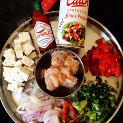 Chuẩn bị tất cả các nguyên liệu. Đậu hũ cắt miếng vuông vừa ăn. Cà chua, hành lá, hành tây tím cắt nhỏ. Tôm rửa sạch, bóc vỏ, lấy chỉ lưng.