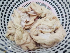 Lòng heo mua về (đã qua sơ chế) dùng kéo tách lòng ra, sau đó bóp lòng với muối và gừng đập dập, bóp thật kĩ để lòng sạch mùi hôi, rồi rửa lại nhiều lần nước lạnh, vớt lòng ra rổ, để ráo.