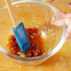 Trong chén nhỏ trộn đều nước tương, tương ớt Hàn Quốc, rượu, mật ong, hành lá, tỏi băm, nước ép gừng và ít tiêu.