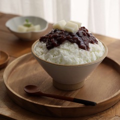 Sữa chua đậu đỏ là món ăn vặt đơn giản mà ngon. Tuy thời gian chờ lâu nhưng chế biến thì chỉ trong tích tắc thôi nhé! Những lúc rảnh rỗi có thể tập tành làm ngay vài mẻ dùng dần trong những trưa hè rất tuyệt.