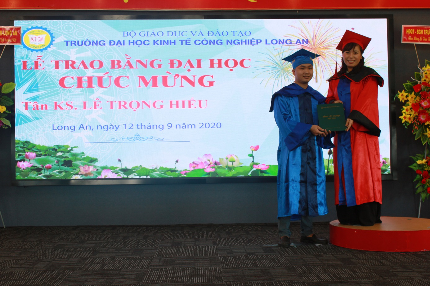 Tân kỹ sư Lê Trọng Hiếu nhận bằng tốt nghiệp