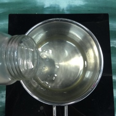 Cho vào nồi 200ml giấm gạo, 400ml nước dừa tươi và 110gr đường còn lại, khuấy đều cho đường tan. Nêm nếm cho vừa ăn tùy theo khẩu vị của gia đình bạn nhé! Miễn sao nước giấm của mình cân bằng 2 vị chua ngọt là được. Thêm dứa và hành tây vào chờ 1 chút để hành chín rồi tắt bếp nhé!