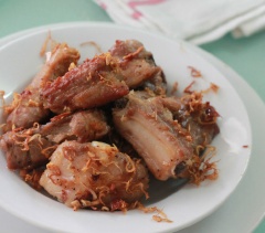 Cho sườn chiên sả ớt ra đĩa, ăn nóng với cơm.