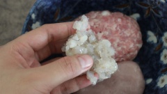 Tôm lột vỏ,băm nhuyễn và trộn cùng với thịt băm và cá thác lác. Nêm tiêu, đường, muối, dầu hào, hành phi và tỏi băm. Cho thêm 1 muỗng cà phê dầu ăn nữa nhé! Trộn thật đều tay.