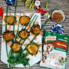 Bày trí ra thôi nào, ta lấy cộng hành lá làm thân cây rồi xếp những đậu hủ hoa lên, thêm vài miếng cà rốt xung quanh như hoa mặt trời ấy nhỉ... vui lạ mắt nè. Thành quả xong thơm lừng luôn đó, khi ăn thì bên ngoài vàng giòn, bên trong thì mềm mềm... có thể ăn chơi hay ăn cơm cũng rất ngon. Nào cùng vào bếp làm nhé các bếp ơi, nếu thấy hay thì like và chia sẽ cho bếp nhe, thêm động lực có nhiều món ngon hơn nè