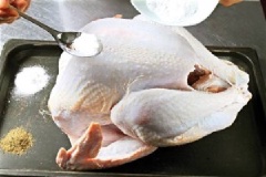Cho gà vào âu to, cho tất cả các loại gia: muối, hạt nêm, đường, tiêu, xì dầu, thêm cả gừng và hành tây, dùng tay trộn đều khắp mình gà. Dùng màng nilon bọc lại cho vào tủ lạnh qua đêm hoặc ít nhất ướp gà trước khi nướng 3 tiếng.