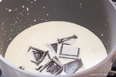 Đập vỡ chocolate và cho vào một cái nồi, bắc nồi lên bếp trong lửa vừa và cho dữa tươi nguyên kem, heavy cream, đường nâu, tinh chất vani vào, khuấy đều cho đến khi chocolate tan hoàn toàn và hỗn hợp sệt lại một chút thì tắt lửa.