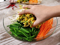 Cho tất cả 300gr bông điên điển, 300gr giá đỗ, 100gr hẹ lá, 200gr cà rốt, 20gr tỏi lát và 20gr ớt sừng lát vào cái âu to rồi trộn đều tất cả.